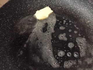 花生酱西多士,平底锅里放入黄油，加热融化；