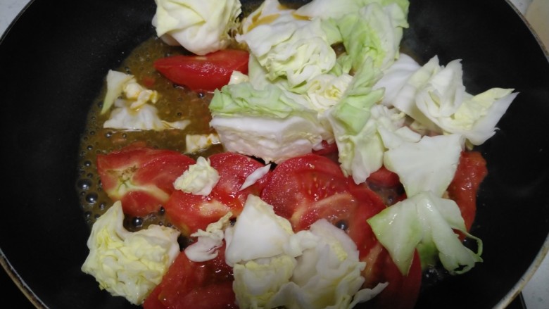 西红柿炒洋白菜、豆腐,放入洋白菜。