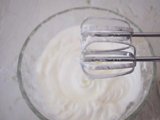 酸奶舒芙蕾蛋糕,用电动打蛋器打发至硬性发泡，就是提起打蛋器时有小尖角即可