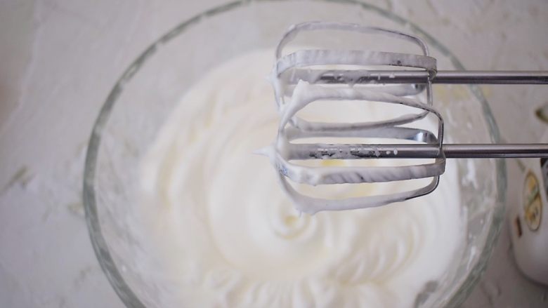 酸奶舒芙蕾蛋糕,用电动打蛋器打发至硬性发泡，就是提起打蛋器时有小尖角即可