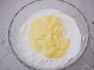 酸奶舒芙蕾蛋糕,再将拌匀的蛋黄糊倒回蛋白霜中