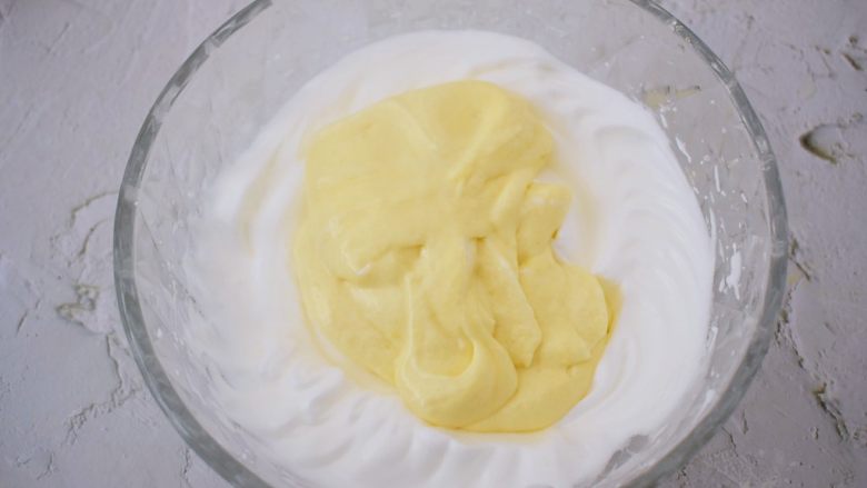 酸奶舒芙蕾蛋糕,再将拌匀的蛋黄糊倒回蛋白霜中