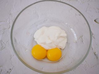 酸奶舒芙蕾蛋糕,蛋黄中加入酸奶