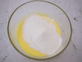 酸奶舒芙蕾蛋糕,筛入低筋面粉