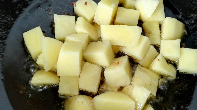 荔枝肉,用刚才的油将土豆炸熟