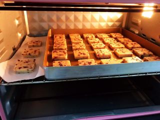 简单又美味的蔓越莓饼干,放入预热好的烤箱中层160度上下火20分钟