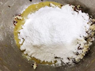 简单又美味的蔓越莓饼干,筛入糖粉和盐