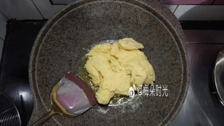 绿豆糕,等黄油完全融化后把绿豆泥倒进去，翻炒，让绿豆泥和黄油完全融合。