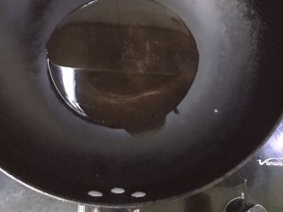 葱香蚕豆,热锅放油