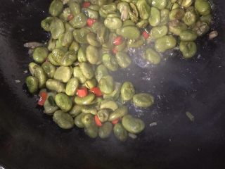 葱香蚕豆,水快烧干时且豆子软烂加入适量盐翻炒均匀