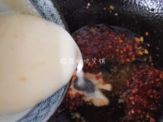 福州荔枝肉,随后用湿淀粉勾芡成酱汁。