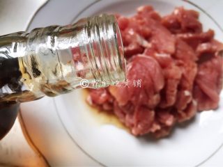 福州荔枝肉,处理完的肉片，加料酒。