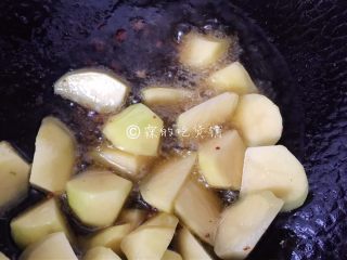 福州荔枝肉,接着炸土豆，炸熟炸透后捞出。