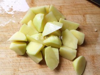 福州荔枝肉,土豆切成合适大小的块状，蒜剁成末、小葱切成葱花（把葱白和葱叶分开）。