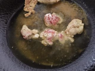 福州荔枝肉,锅里放油，把肉片分批放入，炸至金黄色捞出。