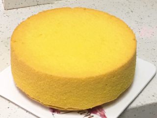 草鸡蛋蛋糕,脱模后的蛋糕很漂亮，颜色金黄有点像南瓜做的蛋糕。