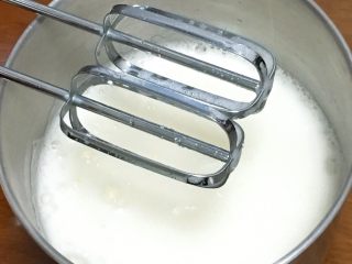 草鸡蛋蛋糕,蛋白中加入柠檬汁，用打蛋器高速搅打30圈，加入30克细砂糖。