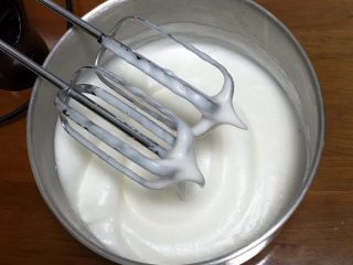 草鸡蛋蛋糕,用打蛋器高速搅打50圈，再加15克细砂糖。