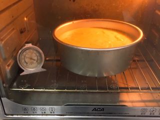 草鸡蛋蛋糕,烤箱事先预热至150度，模具送入烤箱烤制40分钟。