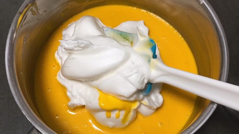 草鸡蛋蛋糕,取三分之一的蛋白进蛋黄糊中。