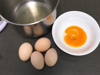 草鸡蛋蛋糕,草鸡蛋就是好，蛋黄颜色漂亮。先将鸡蛋分离出蛋白和蛋黄。