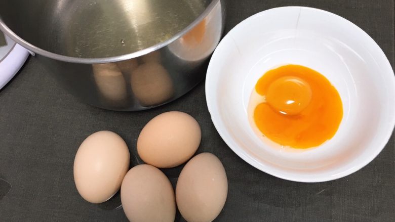 草鸡蛋蛋糕,<a style='color:red;display:inline-block;' href='/shicai/ 57907'>草鸡蛋</a>就是好，蛋黄颜色漂亮。先将鸡蛋分离出蛋白和蛋黄。