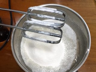 草鸡蛋蛋糕,过筛低筋粉，用打蛋器低速搅拌至糊状。