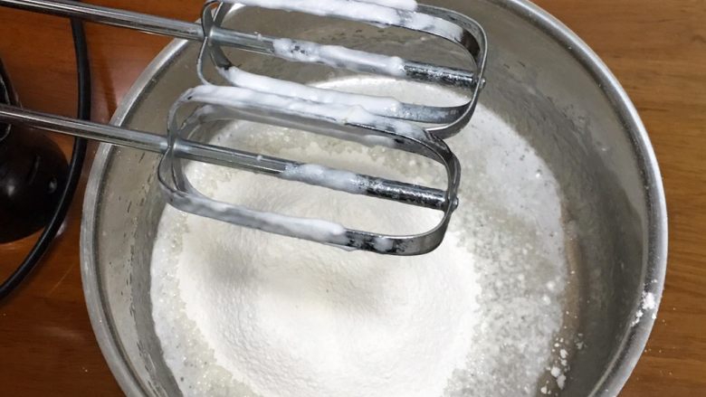 草鸡蛋蛋糕,过筛低筋粉，用打蛋器低速搅拌至糊状。