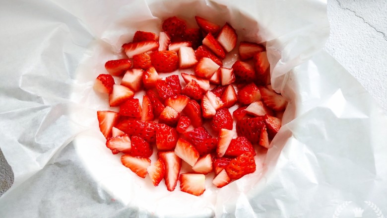 草莓炒酸奶＋南瓜芋圆水果捞,找一个平底模具，然后铺一层油纸，把草莓颗粒放进去。