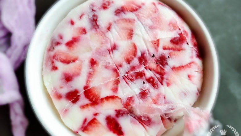 草莓炒酸奶＋南瓜芋圆水果捞,放冷冻大约四个小时以上。取出，把油纸撕掉，