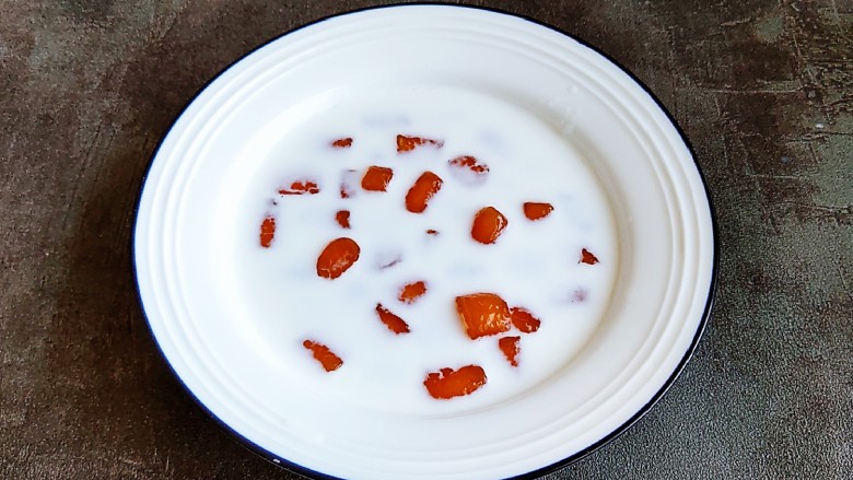 草莓炒酸奶＋南瓜芋圆水果捞,用牛奶和炼乳做汤底，或者用椰汁均可。把芋圆放进去。