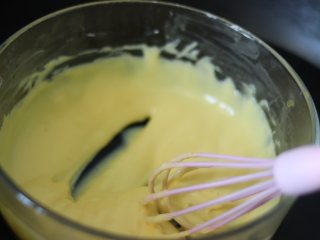 舒芙蕾芝士蛋糕,隔着正在烧热的水锅中，慢慢搅拌。随着温度升高，蛋糊变得浓稠，可见底。从锅中拿出，快速搅拌顺滑细腻。