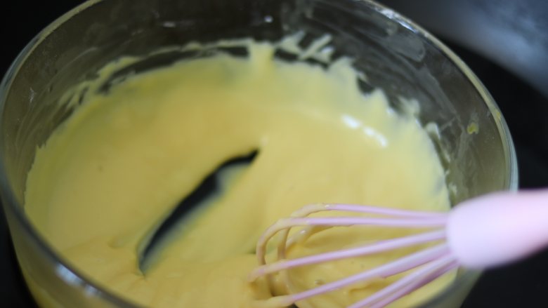 舒芙蕾芝士蛋糕,隔着正在烧热的水锅中，慢慢搅拌。随着温度升高，蛋糊变得浓稠，可见底。从锅中拿出，快速搅拌顺滑细腻。