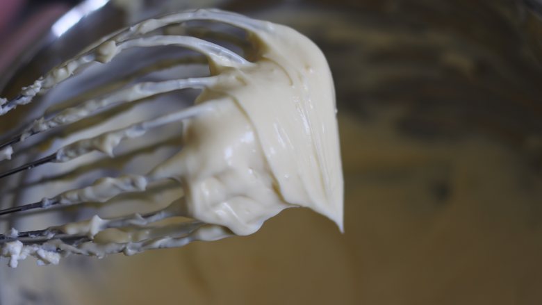 舒芙蕾芝士蛋糕,用刮刀把盆壁上的都融合，面糊状态是有弹性，而且有光泽，奶酪糊就完成了，覆盖保鲜膜待用。