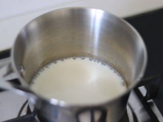 舒芙蕾芝士蛋糕,牛奶煮沸。并准备锅子，烧水。