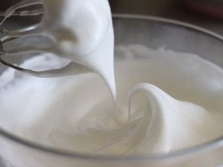 舒芙蕾芝士蛋糕,蛋白加入1/3的白砂糖，打发到蛋白看起来是细小的泡泡，再加入剩余的一般糖，打发到出现纹路，加入所有的糖。
直到蛋白细腻光泽，而且拉起打蛋器的状态和奶酪糊类似的鹰嘴状。