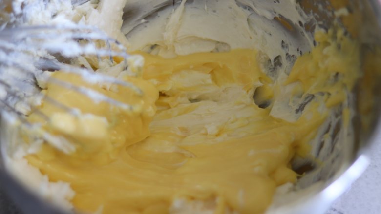 舒芙蕾芝士蛋糕,之后倒入奶酪糊中，用手动打蛋器，搅匀。