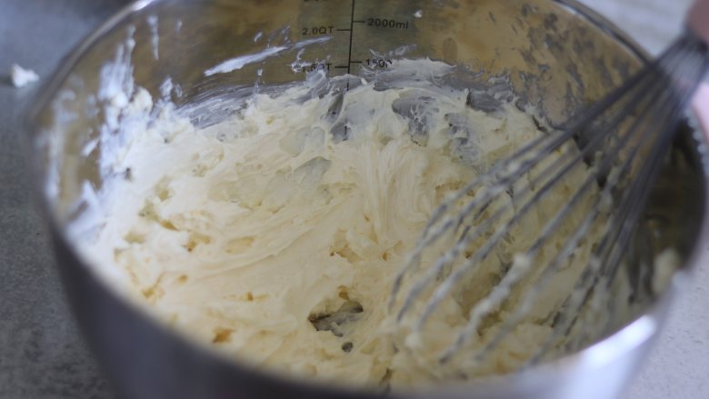 舒芙蕾芝士蛋糕,状态比较细腻，黄油和奶油奶酪融合。

