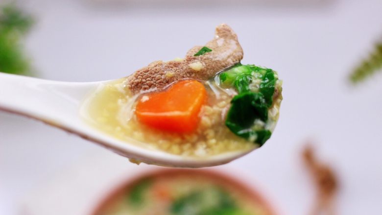 生滚猪肝时蔬小米粥,明目清肝又营养丰富的生滚猪肝时蔬小米粥就出锅咯。