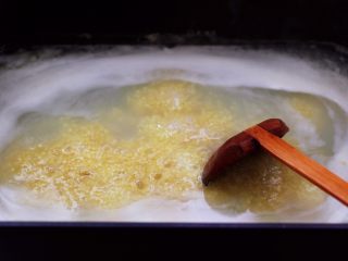 生滚猪肝时蔬小米粥,大火继续煮至小米的汤汁浓稠时。