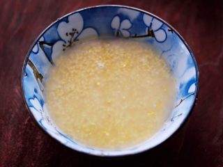 生滚猪肝时蔬小米粥,小米提前浸泡一会儿。