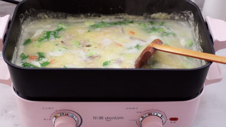生滚猪肝时蔬小米粥,大火煮沸后即可关火。