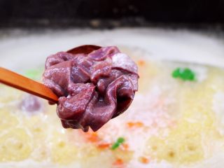 生滚猪肝时蔬小米粥,再加入腌制好的猪肝。