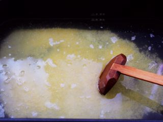 生滚猪肝时蔬小米粥,锅中倒入适量的清水，把浸泡洗净后的小米倒入锅中。