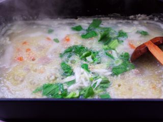 生滚猪肝时蔬小米粥,这个时候加入小油菜。