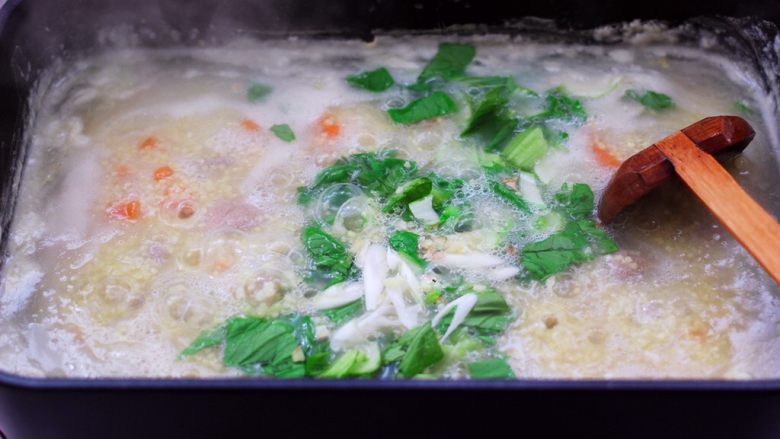 生滚猪肝时蔬小米粥,这个时候加入小油菜。