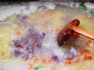 生滚猪肝时蔬小米粥,大火继续炖煮至猪肝断生变色时。