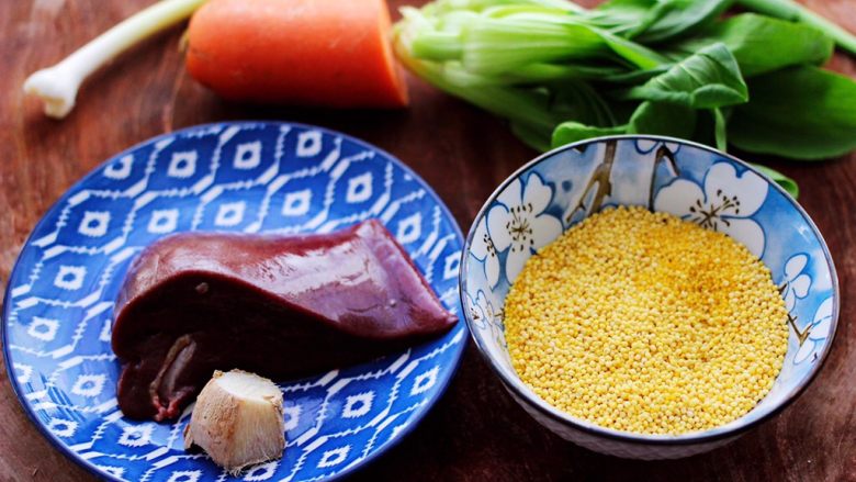 生滚猪肝时蔬小米粥,首先备齐所有的食材。