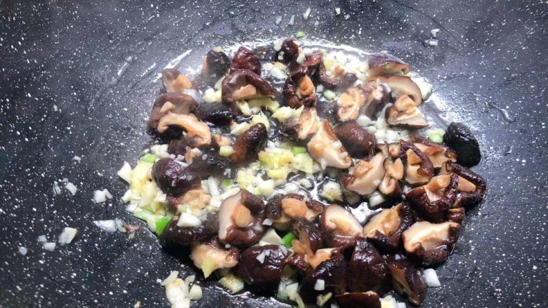 杂蔬豆腐,再放入香菇翻炒均匀。