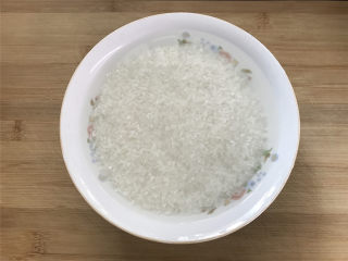  豌豆咸肉焖饭,糯米和大米淘洗干净，提前用水浸泡下。